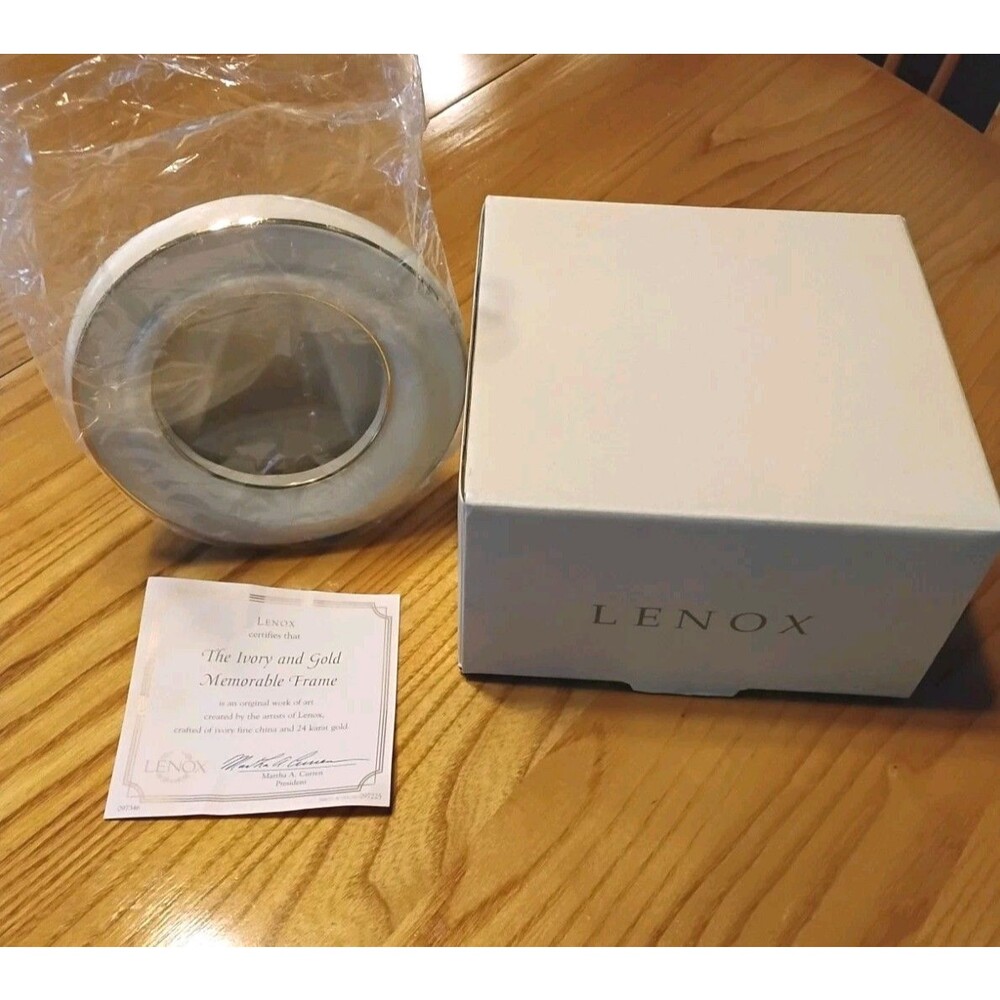 Vintage LENOX Memorable Round Ivory Porcelain Picture Frame Gold Trim 3x3 Round
